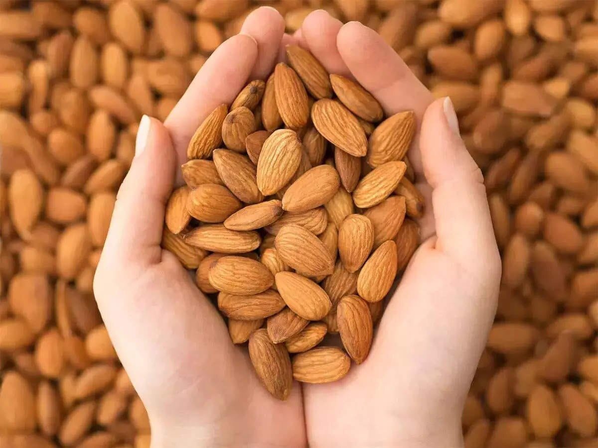 બદામ ખાવાના ફાયદા | Benefits of eating almonds - takshlifes.com